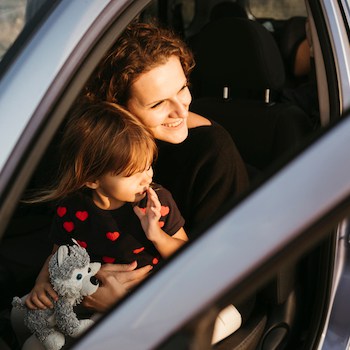 Vrouw met kind in auto