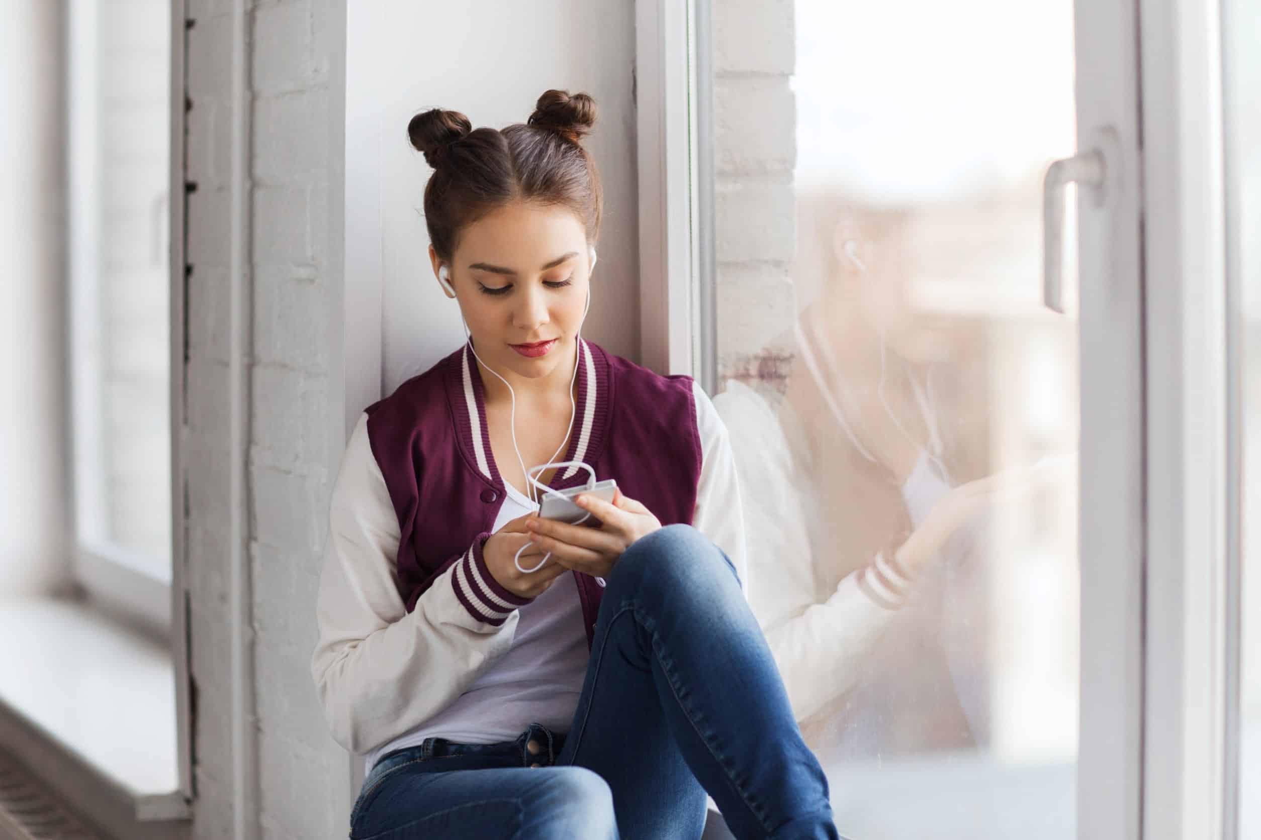 Vrouw vergelijkt met haar telefoon