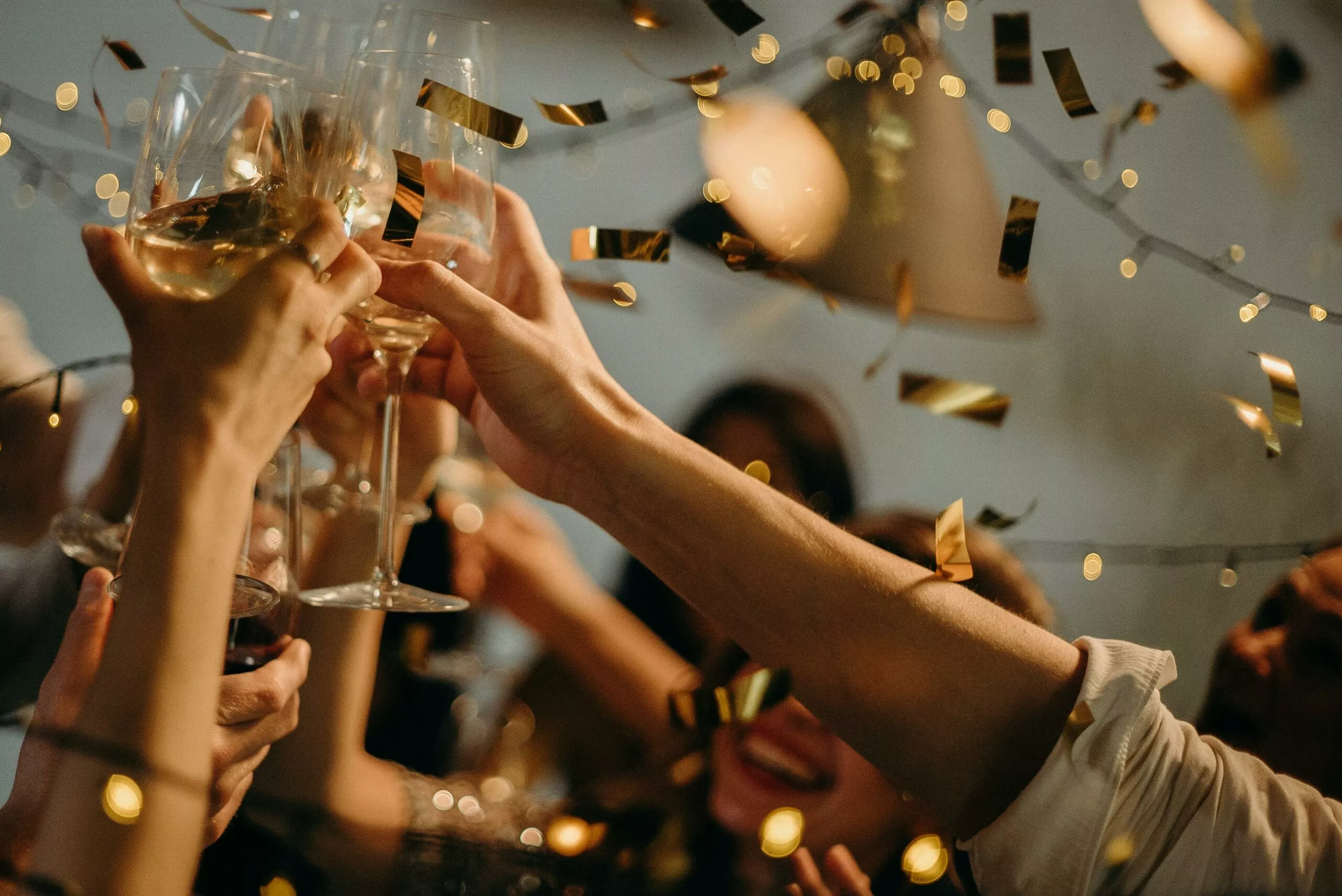 gouden confetti en proosten