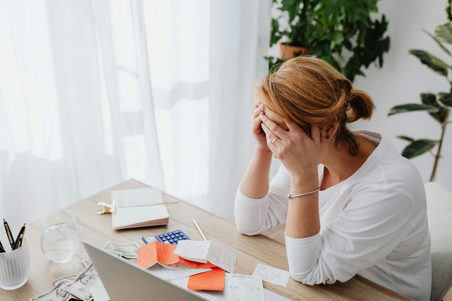 vrouw berekend internetkosten
