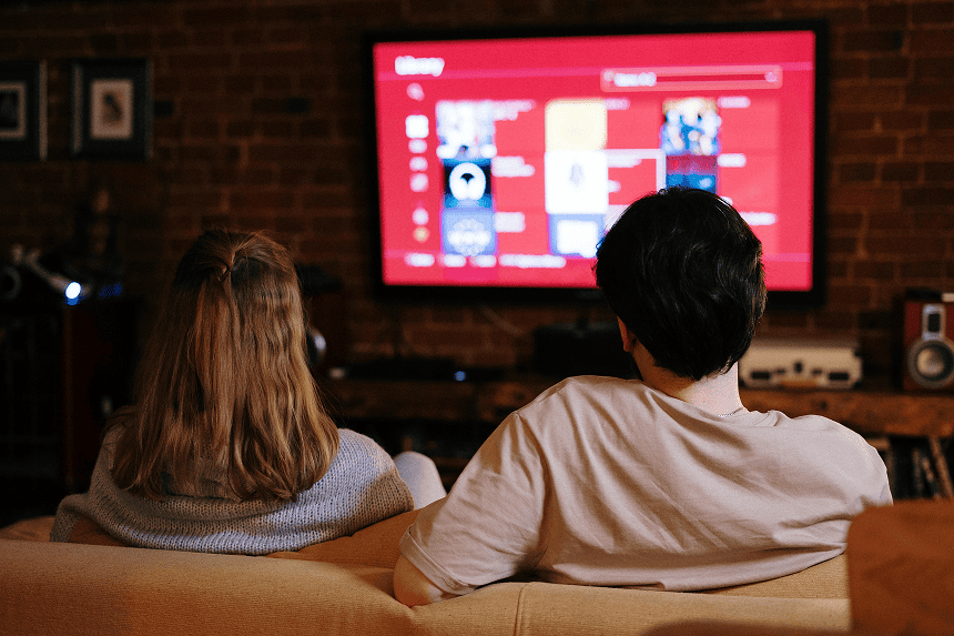 twee mensen kijken tv